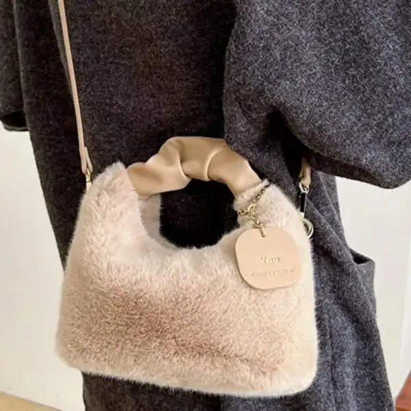Beige pälsväska med handtag, fluffig axelväska för dam, trendig handväska.