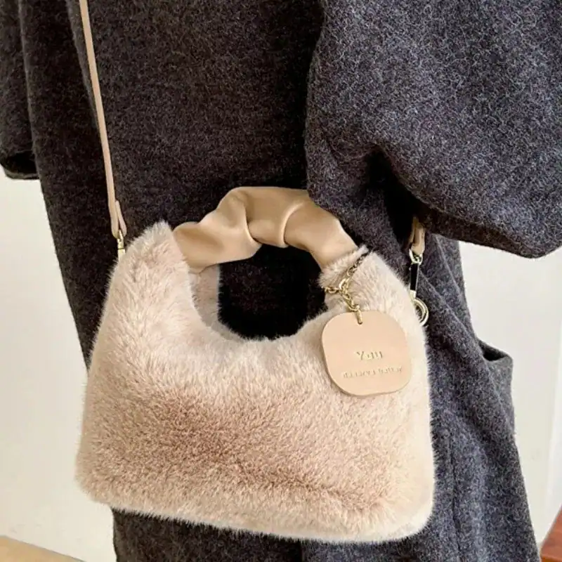 Beige pälsväska med handtag, fluffig axelväska för dam, trendig handväska.