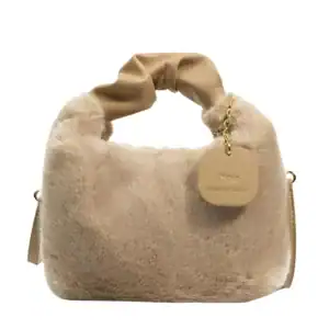 Beige päls axelväska med handtag och kedjehängare.