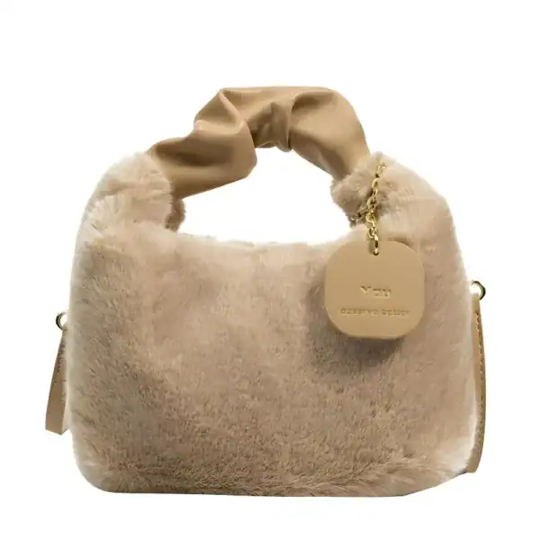 Beige päls axelväska med handtag och kedjehängare.