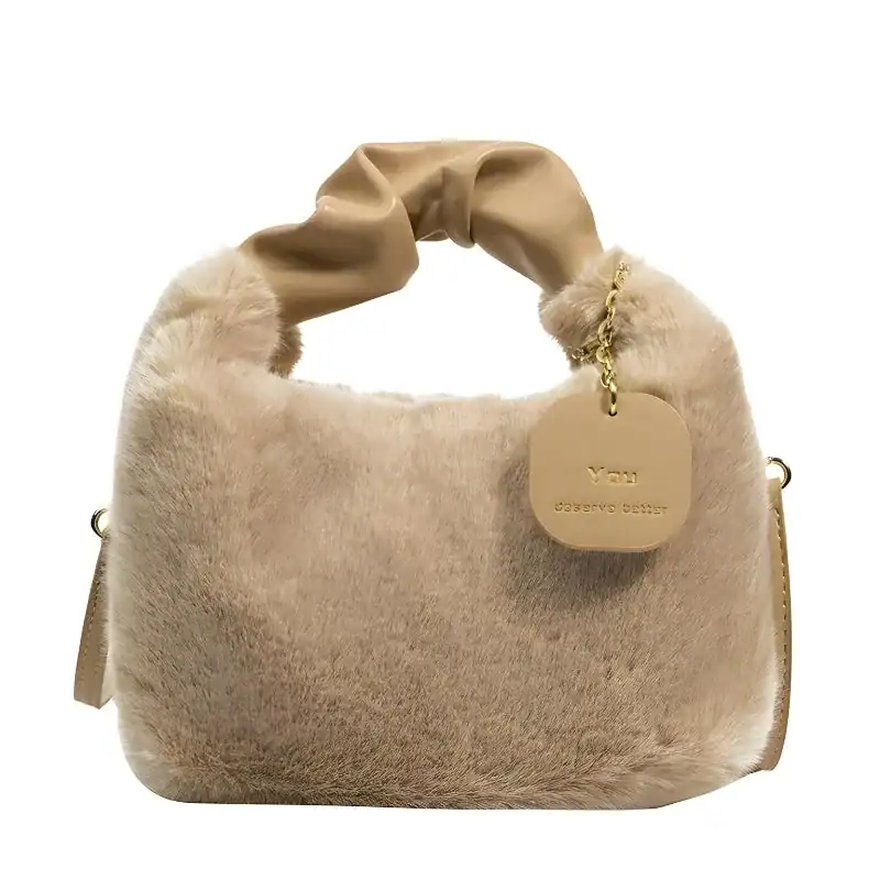 Beige päls axelväska med handtag och kedjehängare.