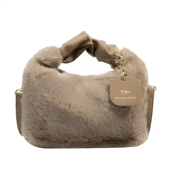 Beige pälsväska med handtag och gyllene kedja.