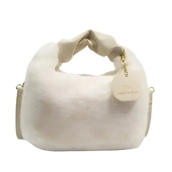 Beige pälsväska med handtag och gyllene kedjehållare.