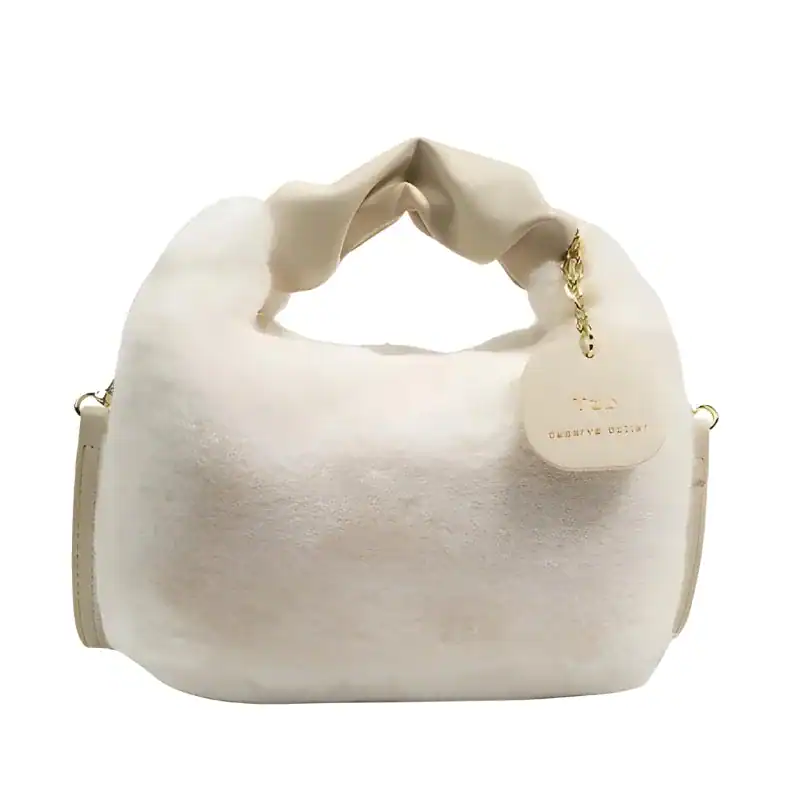 Beige pälsväska med handtag och gyllene kedjehållare.