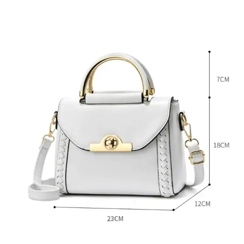 Beige pärlväska med bygel, elegant handbag med guldakcent och vävd detalj.