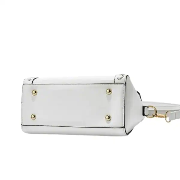 Beige pärlväska med bygel, elegant axelväska med guldpläterade knappar och svart kontrastnäss.