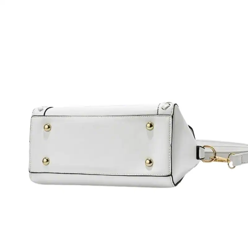 Beige pärlväska med bygel, elegant axelväska med guldpläterade knappar och svart kontrastnäss.