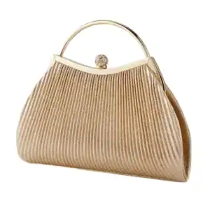 Beige plisserad clutch med guld handtag och pärlformad knapp.