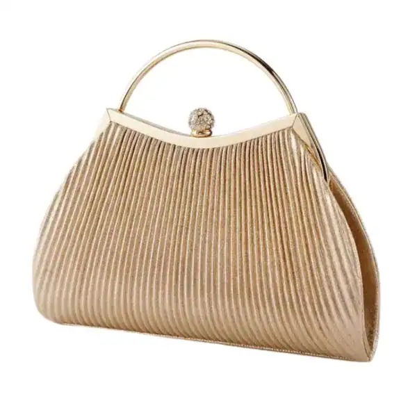 Beige plisserad clutch med guld handtag och pärlformad knapp.