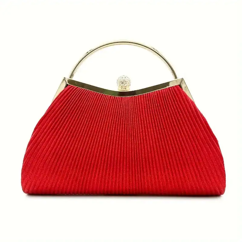 Röd plisserad clutch med guldhandtag och smyckad snäppa.