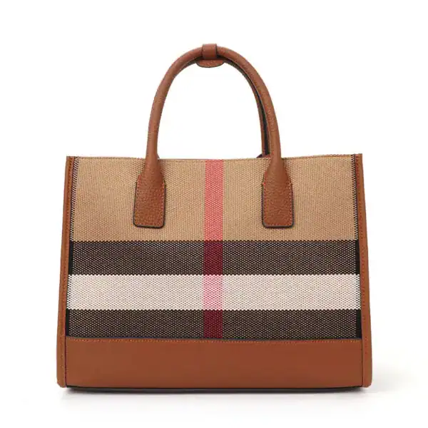 Beige rutig handväska med bruna handtag och klassiskt rutigt mönster.