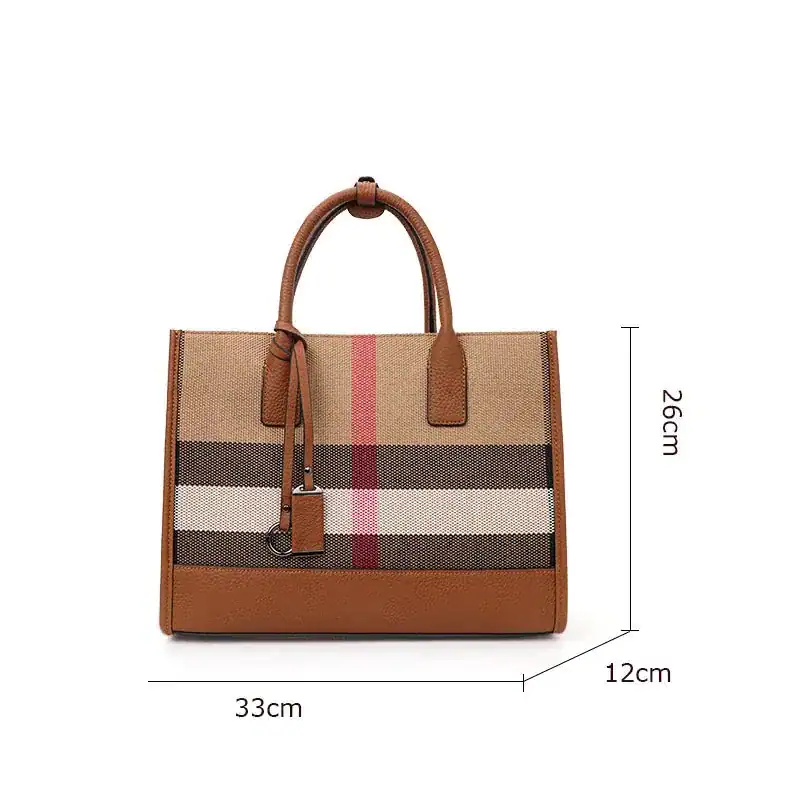 Beige rutig handväska med bruna handtag och mått 33x26x12 cm.