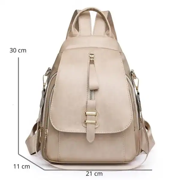 Beige ryggsäck dam med mått 30x21x11 cm, läderliknande material och guldtonade dragkedjor.
