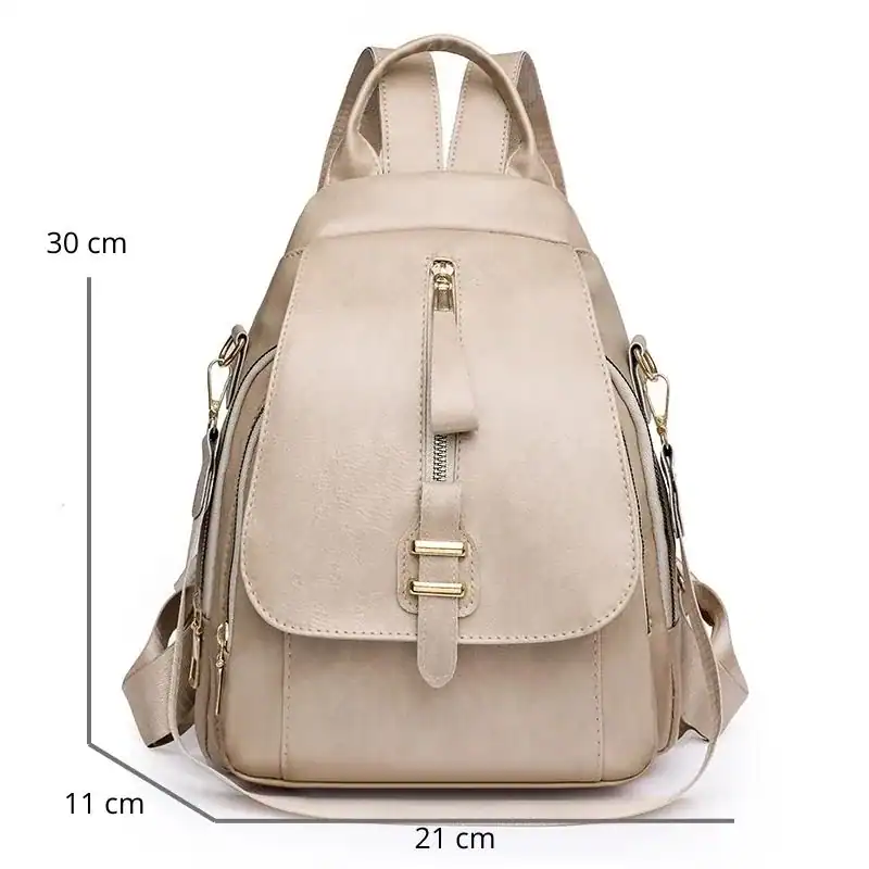 Beige ryggsäck dam med mått 30x21x11 cm, läderliknande material och guldtonade dragkedjor.