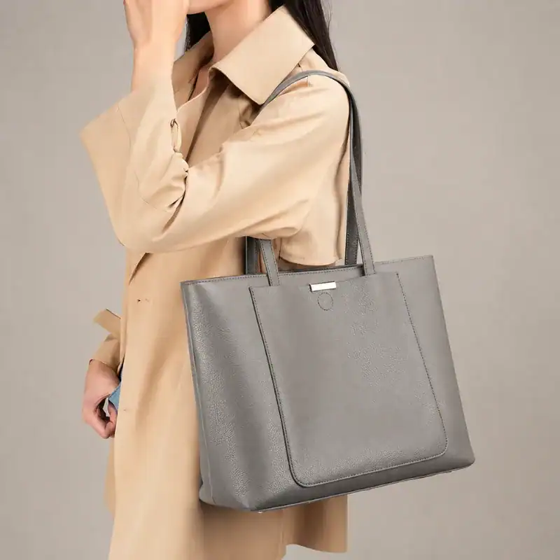 Beige shoppingväska med elegant design och praktisk storlek.