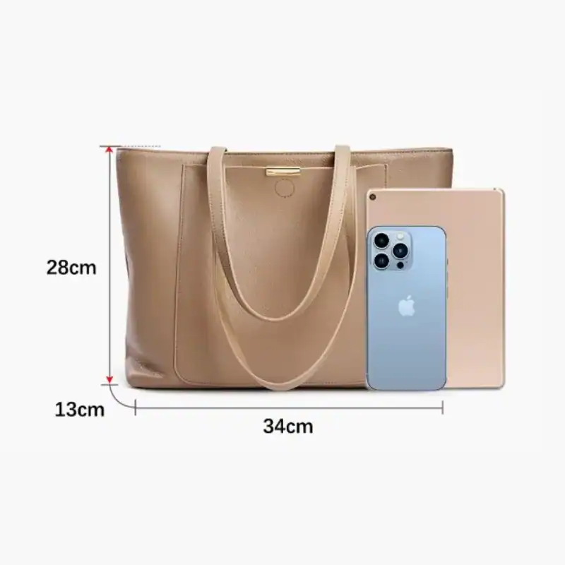 Beige shoppingväska med mått 34x28x13 cm, stor för surfplatta och mobil.
