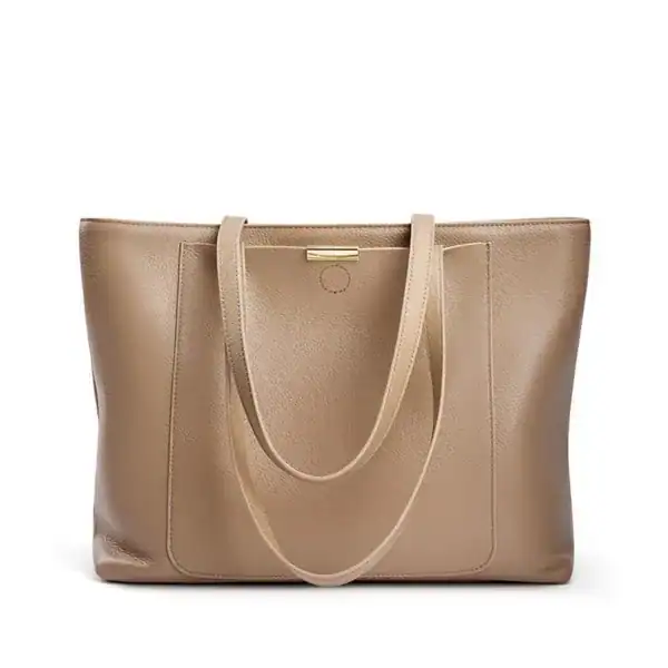 Beige shoppingväska med långt handtag och guldaktig snabb.