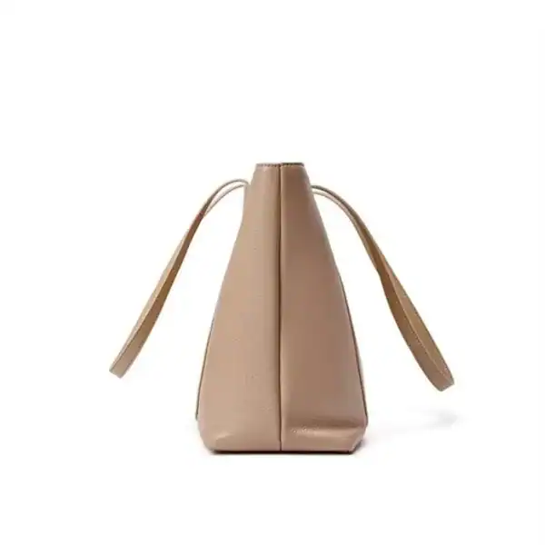 Beige shoppingväska med axelremmar och minimalistisk design.