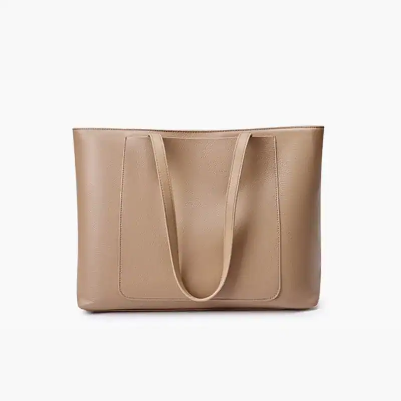 Beige shoppingväska med långt handtag, stilren och praktisk för vardag.