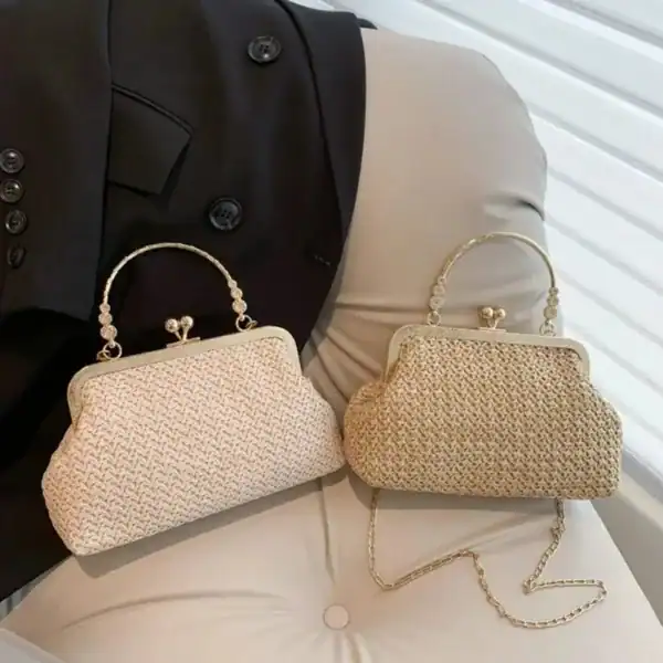 Beige stråclutch med gyllene handtag och kedja, perfekt för sommar och fest.
