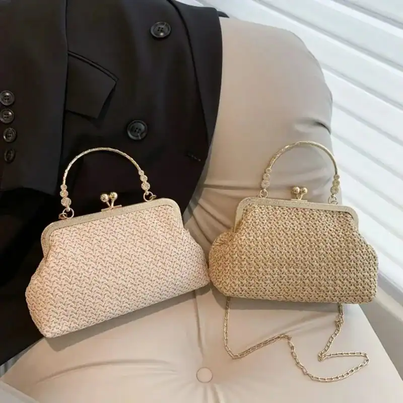 Beige stråclutch med gyllene handtag och kedja, perfekt för sommar och fest.