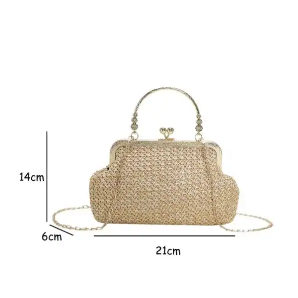 Beige stråclutch med kedjehandtag och mått 21x14x6 cm.