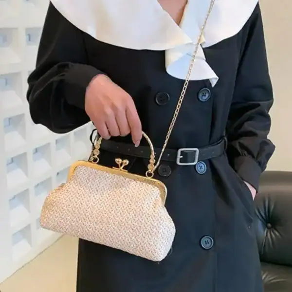 Beige stråclutch med gyllene krok och kedjehandtag, trendig axelväska för dam.