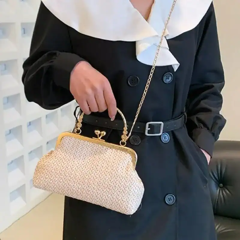 Beige stråclutch med gyllene krok och kedjehandtag, trendig axelväska för dam.