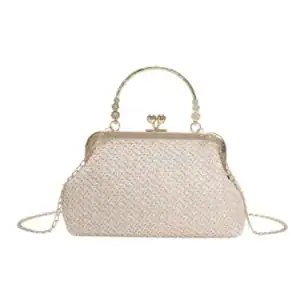 Beige stråclutch med guld detaljer och kedjehandtag.