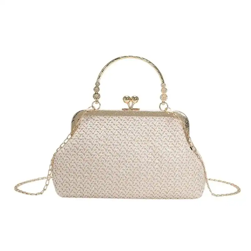 Beige stråclutch med guld detaljer och kedjehandtag.