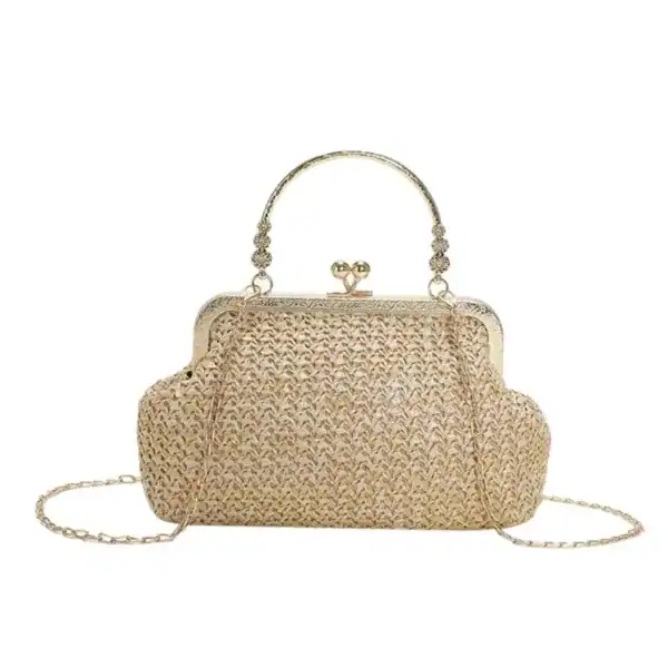 Beige stråclutch med gyllene kedja och handtag, perfekt för sommar och fest.