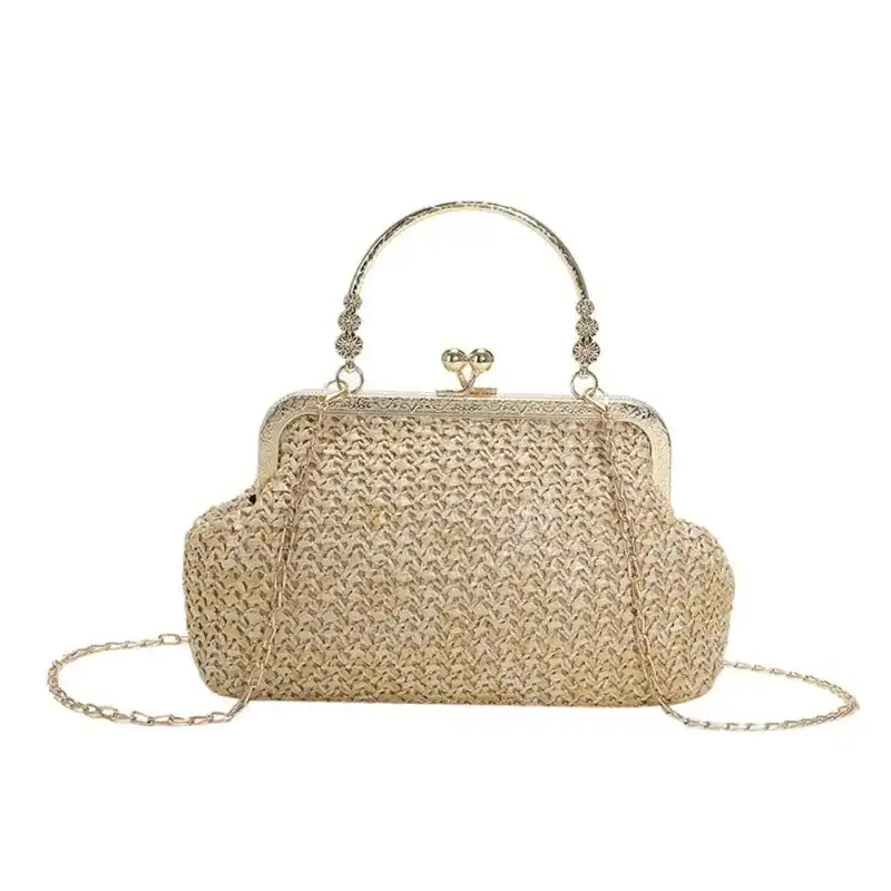 Beige stråclutch med gyllene kedja och handtag, perfekt för sommar och fest.