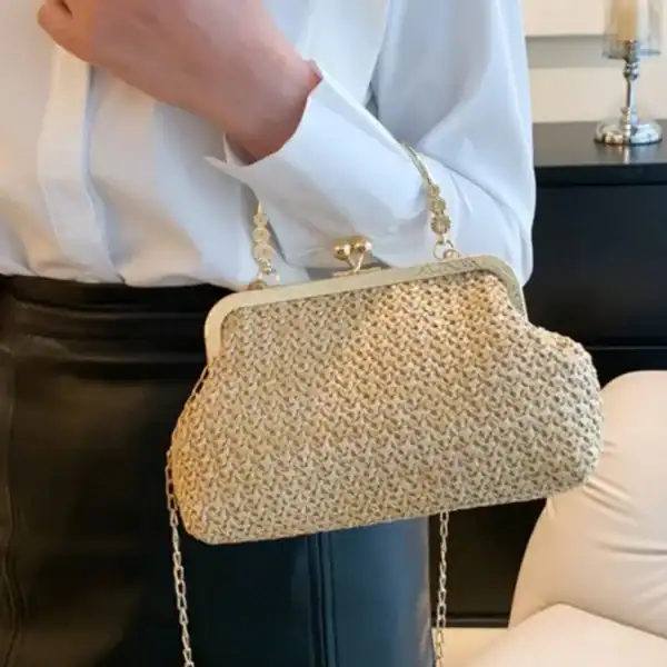Beige stråclutch med gyllene kedja och karmelkäpp, trendig sommarhandväska.