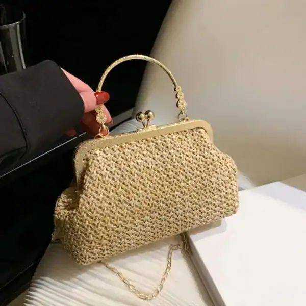 Beige stråclutch med gyllene handtag och kedja, perfekt för sommar och fest.