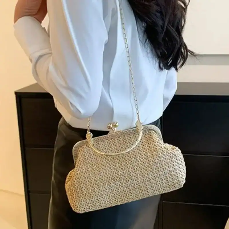 Beige stråclutch med kedjehandtag och metallkloss, trendig sommarhandväska.