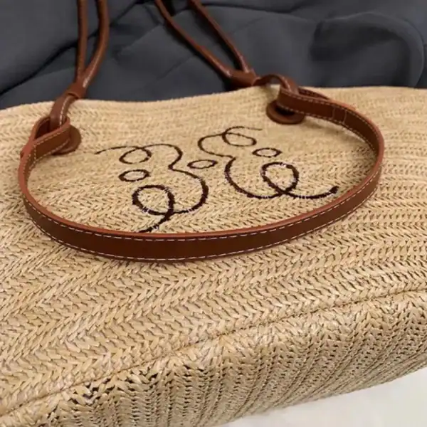 Beige stråkorg med bruna handtag och stiliserad text.