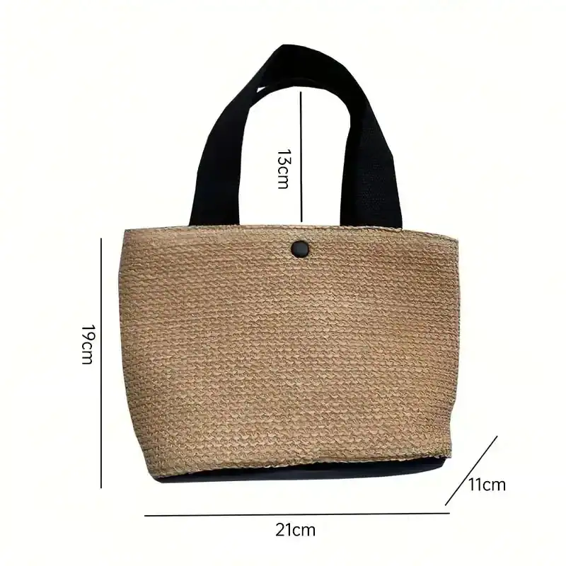 Beige stråväska med svarta handtag och mått 21x19x11 cm.
