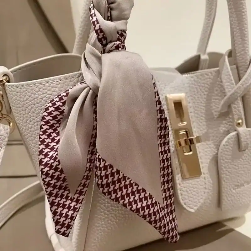 Beige handväska med hundtäckad siden-scarf och guldlock.