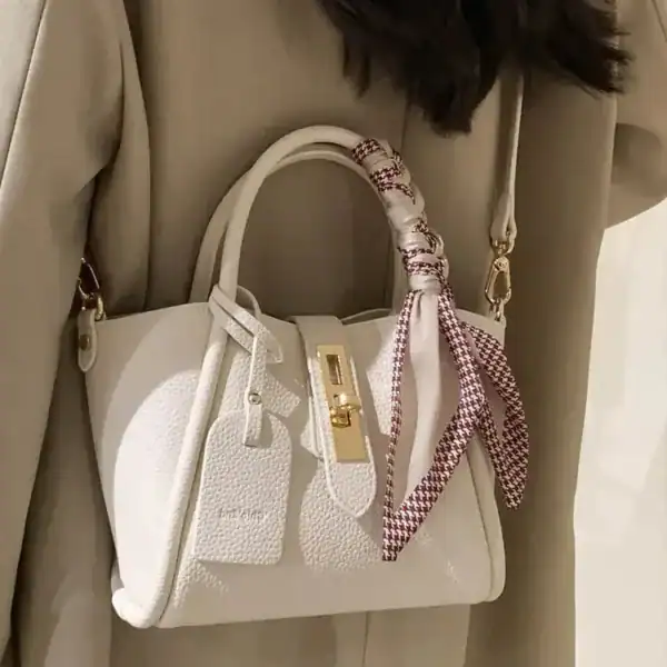 Beige väska med sidenscarf, elegant handväskor för kvinnor, modeaccessoarer.