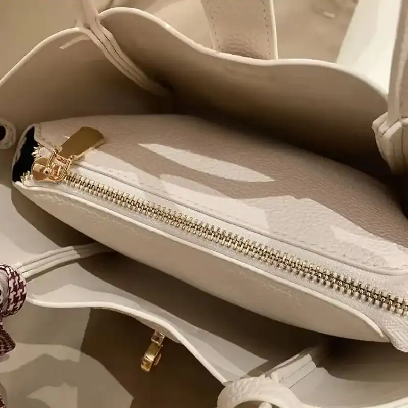 Beige väska med sidenscarf och guldaktig dragkedja.