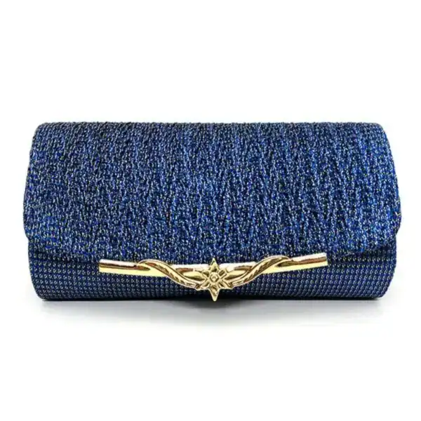 Blå vävd clutch med guldaktig stjärnformad knapp och eleganta textur.