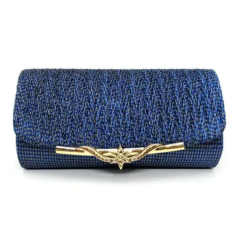 Blå vävd clutch med guldaktig stjärnformad knapp och eleganta textur.