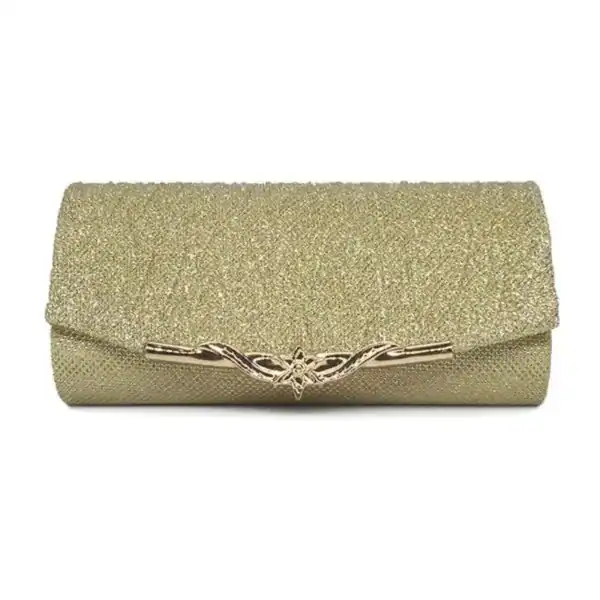 Beige vävd clutch med gyllene snörning och eleganta metallförsättnings.
