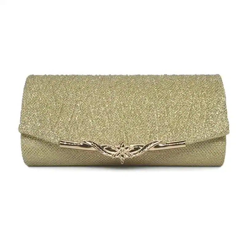 Beige vävd clutch med gyllene snörning och eleganta metallförsättnings.