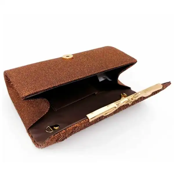 Beige vävd clutch med guldaccent och öppen inre.