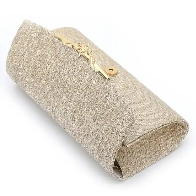 Beige vävd clutch med guldaktig snabbstängare och texturerad yta.