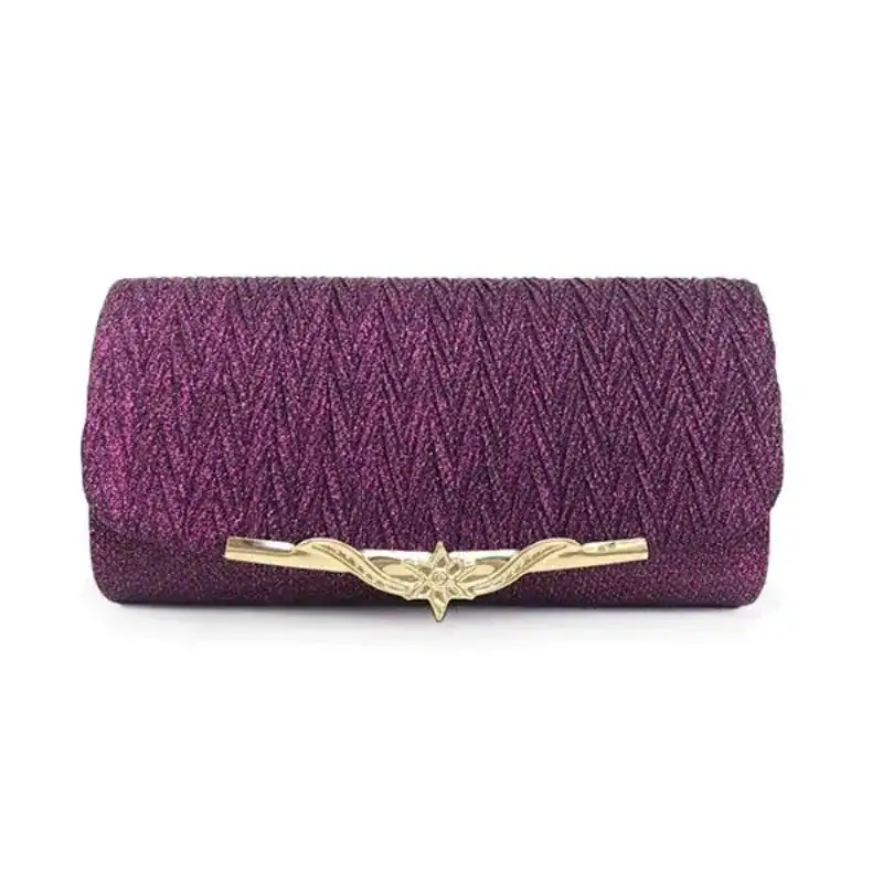 Lila vävd clutch med guldaccent och stjärnformad snäppa.