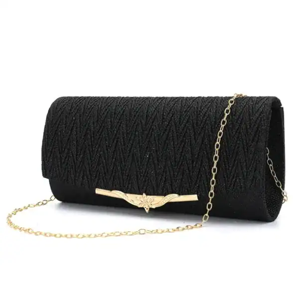 Svart vävd clutch med guld kedja och stjärnformad dekor.