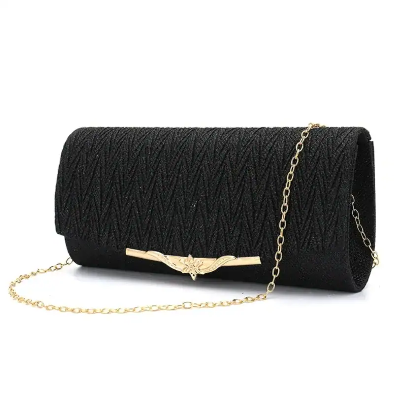Svart vävd clutch med guld kedja och stjärnformad dekor.