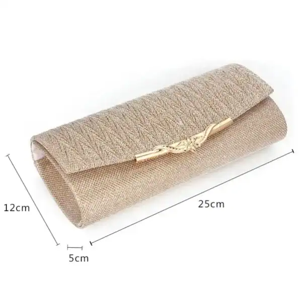 Beige vävd clutch med guldaktig snören och mått 25x12x5 cm.